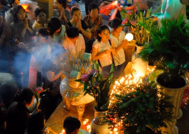 4. Trước khi dọn đồ cúng cô hồn, nếu có những người tranh nhau giật đồ cúng trong tay mà bạn chưa kịp thắp nhang khấn vái, thì ngay lập tức nên buông thả đồ cúng khỏi tay, chớ giật lại mà rước họa vào thân. Bởi có người chầu chực để giật khi bạn chưa làm lễ cúng có nghĩa là tín hiệu tốt.