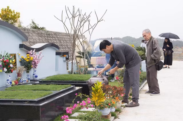 1. Nên sắp xếp thời gian đi thăm mộ phần của người thân trong gia đình ở ngoài nghĩa địa hay trong trong chùa chiền, nơi lưu giữ các hũ hài cốt. Vì trong tháng cô hồn còn gọi là Tết của những người Âm.