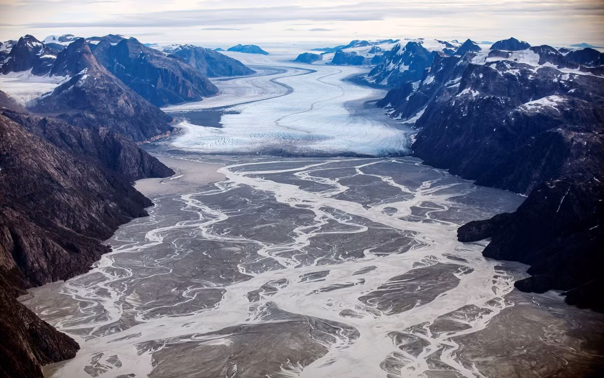 Vào thời điểm đó, Greenland không bị băng bao phủ mà có một rừng mưa xanh tốt. Khi một tiểu hành tinh lạ lao xuống Trái Đất và tạo ra hố Hiawatha, lực tác động ước tính mạnh hơn bom nguyên tử vài triệu lần.