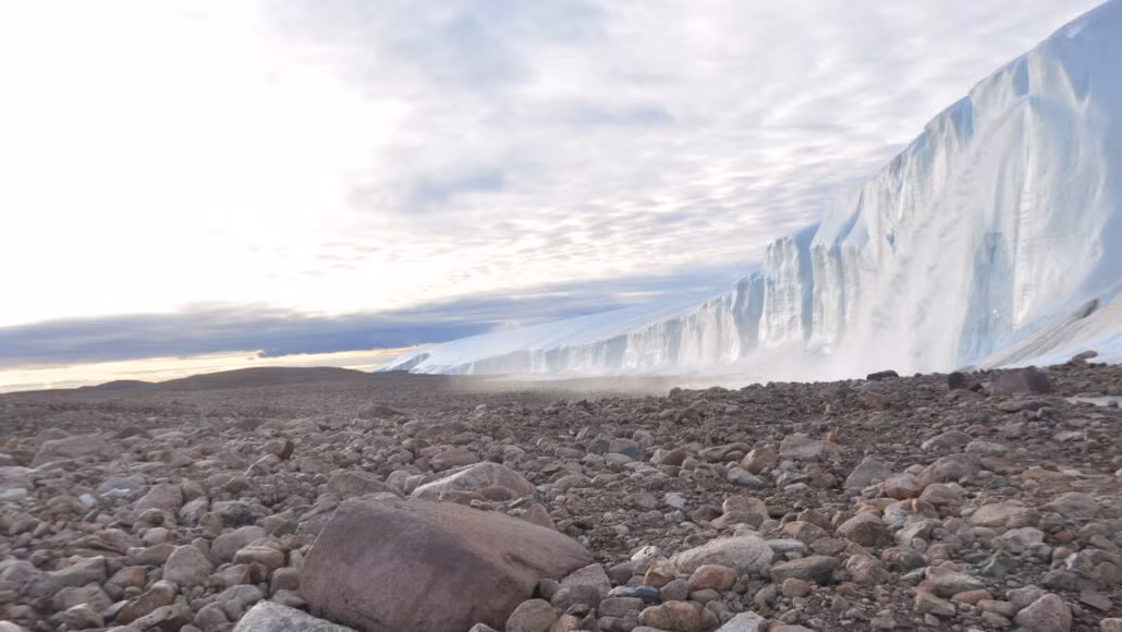 Ẩn dưới dải băng Greenland dày, các nhà khoa học tìm thấy thứ được cho là vết tích của một vụ va chạm với thiên thạch khoảng 13.000 năm trước, khi con người đã xuất hiện trên Trái Đất.