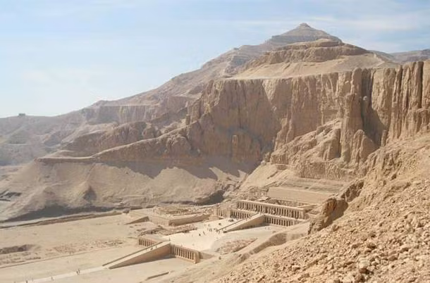 Các nhà khảo cổ đã khai quật một phần của khu vực Theban Necropolis, nằm trên bờ phía tây sông Nile, ở Ai Cập. Khu vực này từng được sử dụng để chôn cất theo nghi lễ trong thời kỳ Vương quốc mới ở Ai Cập cổ đại - giữa thế kỷ 16 TCN và thế kỷ 11 TCN. Các hộp sọ được tìm thấy ở Necropolis của el-Asassif, về phía bờ tây của Theban.