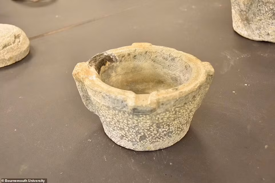 Hàng hóa bao gồm những phiến đá cẩm thạch Purbeck, cả loại đã chạm khắc lẫn chưa chạm khắc.