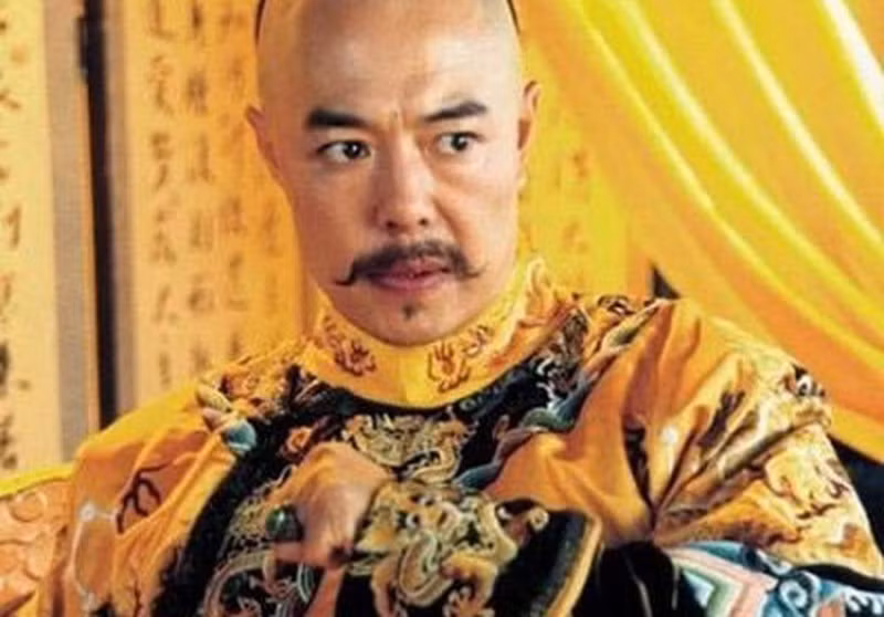Theo “Đại Thanh ngoại sử”, vợ của Phó Hằng là Qua Nhĩ Giai thị rất được Càn Long sủng ái. Ngay cả Thanh Sử Cảo cũng có một số chi tiết thể hiện, không ít lần, Càn Long đã ban thưởng cho Phó Hằng và cũng không quên ơn huệ riêng cho phu nhân của ông ta.