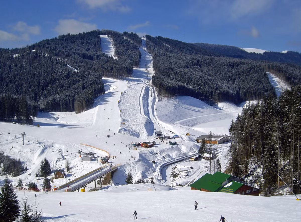 Được bao quanh bởi ba ngọn núi, bao gồm cả những đỉnh cao nhất của dãy Carpathians, quang cảnh từ khu nghỉ mát trượt tuyết trên núi cao sang trọng này đơn giản là tuyệt đẹp. Nằm trên sườn núi phía tây Ukraine, Bukovel hứa hẹn mang đến nhiều thú vị cho mọi lứa tuổi.