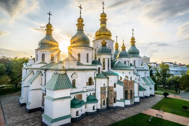 10. Nhà thờ Saint Sophia nằm ở thành phố Kiev là biểu tượng kiến trúc nổi tiếng của thành phố này. Nhà thờ được xây dựng vào năm 1037 và đến năm 1057 mới được hoàn thành, tức là phải mất đến 20 năm cho công trình kiệt tác này.