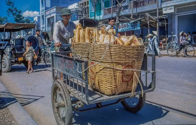 "Có vẻ là ảnh hưởng từ thời Pháp thuộc, rất nhiều ổ bánh mì Pháp dài được bán ở Mỹ Tho", Nix cho biết.