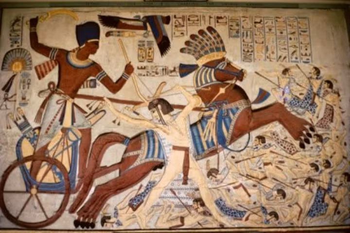 Những pharaoh nối ngôi Ahmose mở mang lãnh thổ Ai Cập thành vương quốc kéo dài từ Sudan tới Syria ngày nay. Trong số 18 vị vua của vương triều thứ 18 có Tutankhamun hay vua Tut, vị pharaoh có lăng mộ nguyên vẹn được phát hiện bởi nhóm khảo cổ đến từ Anh năm 1922.