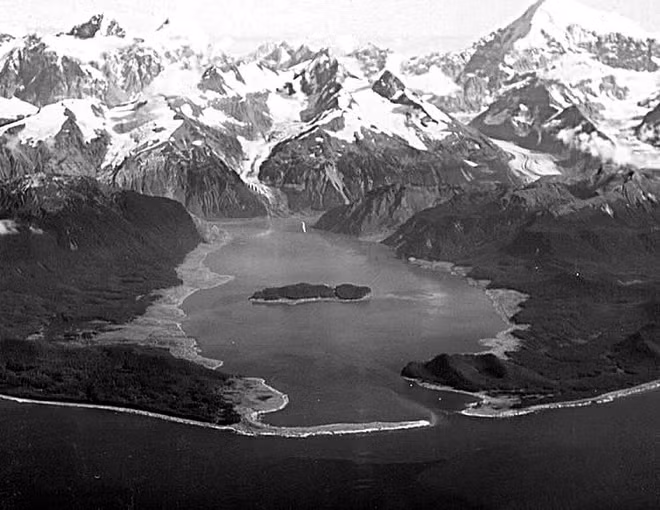 Khu vực này có độ sâu tối đa 220 m và nối với vịnh Alaska bằng một khe hở rộng 300 m. Trận lở đất gây ra sóng thần năm 1958 xảy ra tại vịnh nhỏ Gilbert nằm ở phía cuối fjord, cách biển xa nhất.