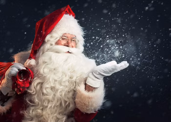 Khi sự nổi tiếng của mình ngày càng lan rộng, Thánh Nicholas đã được mô tả bằng rất nhiều hình dạng khác nhau, nhưng hình dáng phổ biến nhất là một ông già phúc hậu với bộ râu trắng dài, mặc đồ đỏ, trên tay là túi quà khổng lồ.