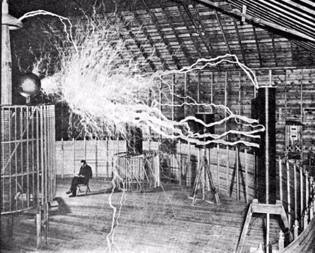 Tất nhiên một người cuồng phát minh như Tesla không thể thiếu một vài sáng chế điên rồ như máy phát điện kích thước bỏ túi. Năm 1898, Tesla đã thực hiện một thí nghiệm cộng hưởng cơ học trong phòng thí nghiệm ở New York.