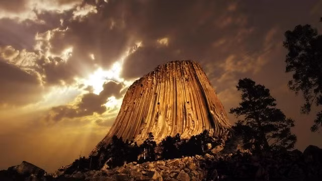 Nằm ở phía Đông Bắc Wyoming, Tháp Quỷ được tuyên bố là di tích quốc gia đầu tiên vào năm 1906 bởi tổng thống thứ 26 của Mỹ Theodore Roosevelt.