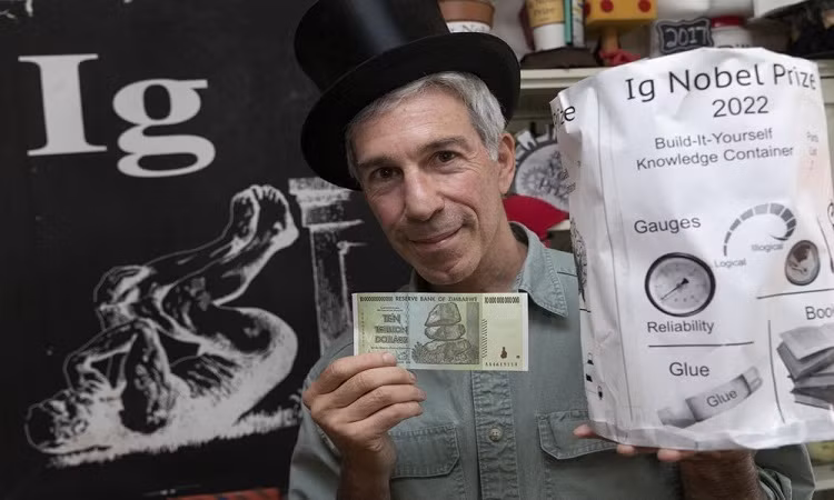 Lễ trao giải Ig Nobel lần thứ 32 diễn ra hôm 15/9 và được ghi hình trước năm thứ 3 liên tiếp, phát sóng trên website của tạp chí nghiên cứu Annals of Improbable - đơn vị trao giải. Thay vì nhận giải trực tiếp, các học giả sẽ chụp hình với phần thưởng tượng trưng là tờ tiền trị giá 10 nghìn tỷ đôla Zimbabwe. Dưới đây là 10 nghiên cứu đoạt giải năm nay.