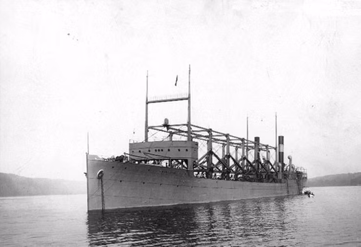 1. Sự biến mất của tàu USS Cyclops. Vào ngày 4-3-1918, USS Cyclops, một chuyến tàu tiếp liệu quan trọng của Hải quân Mỹ, chở theo 10.800 tấn quặng mangan và hơn 300 thành viên thủy thủ đoàn khi đi qua vùng biển Bermuda. Tuy nhiên, tàu này biến mất trên đường từ Brazil đến Baltimore, Mỹ.