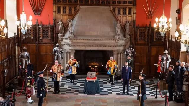 Khi Vua Charles III đăng quang tại London vào ngày 6/5 tới đây, lễ đăng quang sẽ xuất hiện " Hòn đá định mệnh" và chiếc ghế chạm khắc của người Scotland ít nhất 800 năm tuổi. Mặc dù đã có lịch sử lâu đời, nhưng các nhà khoa học chỉ mới nhận thấy những biểu tượng chưa từng được ghi nhận trước đây và những điểm dị thường trên phiến đá.