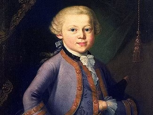  Thiên tài Mozart chơi ghi ta khi mới 3 tuổi, lên 6 tuổi ông bắt đầu soạn nhạc. Bản giao hưởng đầu tiên được trình diễn năm ông 8 tuổi. Ông qua đời năm 35 tuổi với hơn 600 tác phẩm kinh điển để lại cho nhân loại.