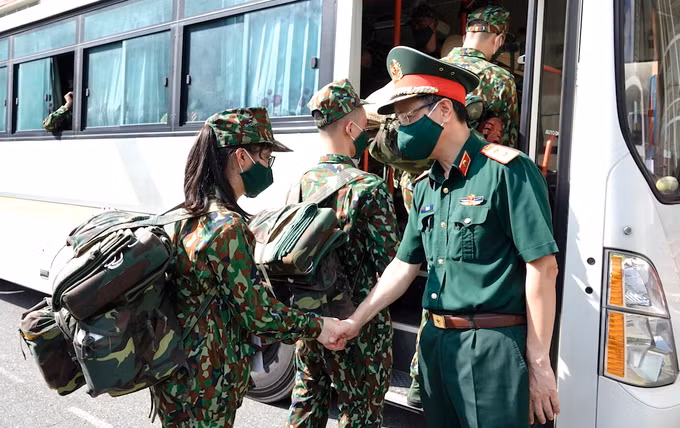 Các y, bác sĩ từ khắp nơi cũng khăn gói vào miền Nam giúp đỡ đồng bào ruột thịt. Sáng 4/12, Học viện Quân y tổ chức lễ xuất quân cho hơn 300 cán bộ, học viên lên đường vào địa bàn Quân khu 7 và Quân khu 9 tham gia công tác phòng, chống dịch Covid-19. (Ảnh: Vietnamnet).