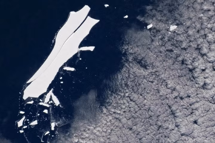 Vào ngày 24 tháng 5, vệ tinh Terra của NASA đã chụp được một hình ảnh mới về sáu khối A-76A khá lớn trôi dạt vào nhau gần đảo Nam Georgia ở Biển Scotia, cho thấy tảng băng lớn đã bị phân mảnh vài ngày trước khi hình ảnh được chụp. Các mảnh của A-76A cách điểm mà A-76 tách khỏi Nam Cực vào năm 2021 khoảng 2.415 km.