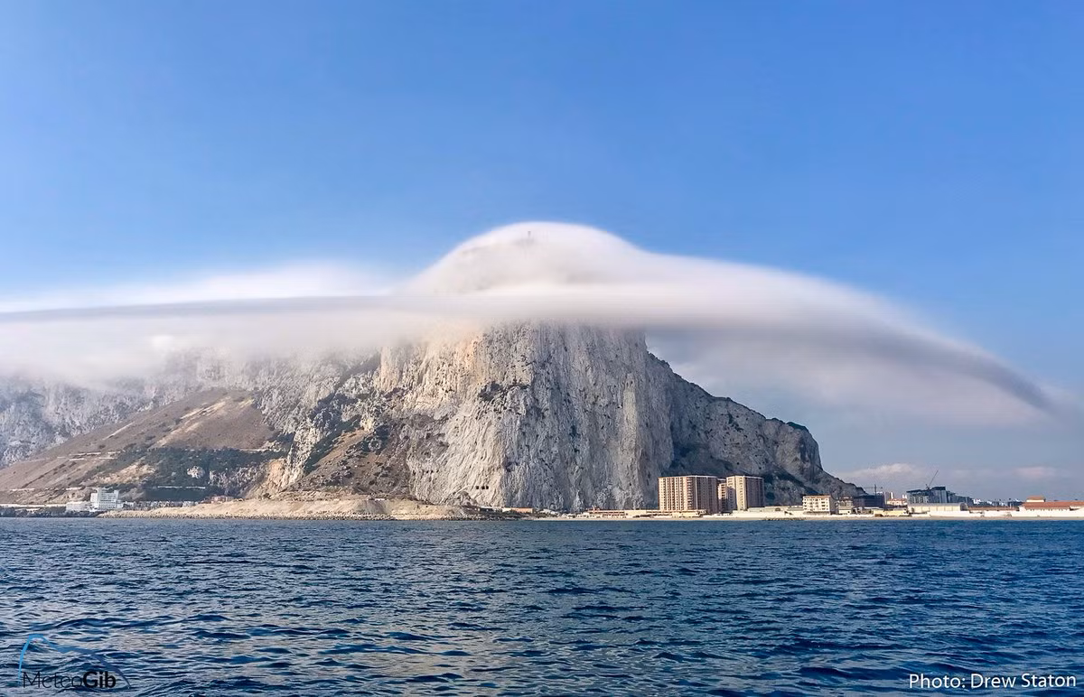 Theo đoạn video được cơ quan khí tượng Gibraltar công bố, một đám mây Levanter được đặt tên theo gió Levant, một loại gió ở khu vực Tây Địa Trung Hải thổi từ phía đông qua Gibraltar - đã hình thành ở vùng lãnh thổ này.