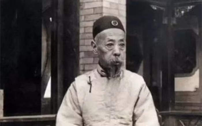 Dịch Khuông tên đầy đủ là Ái Tân Giác La Dịch Khuông, chỉ cần nghe tên thôi hẳn sẽ đoán ra được đây chính là dòng dõi hoàng thân quốc thích. Ông ta sinh ngày 29/2 năm Đạo Quang thứ 18, trong gia tộc Ái Tân Giác La, là con trai trưởng của Bất nhập Bát phân Phụ quốc công Miên Tính và đích thê Dát Lạp Dát Tư thị, con gái của A Lạp Thiện Thân vương Mã Ba Cáp Na.