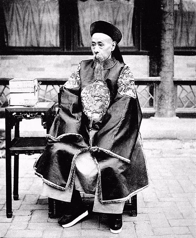 Nắm trong tay quyền lực to lớn, theo lý mà nói, ông ta nên làm chút chuyện gì đó có ý nghĩa, nhưng Dịch Khuông lại chỉ làm ra chuyện tham ô, ra sức vơ vét của cải của triều đình, không những không giúp sức cho nhà Thanh mà ngược lại còn lợi dụng quyền lực trong tay để đục khoét tiền của, làm lợi cho bản thân.