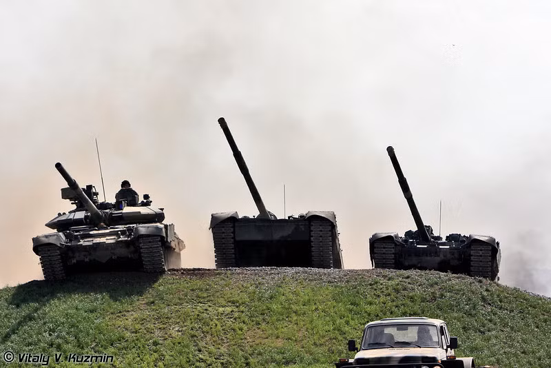 “Thế giới đánh giá cao tính hiệu quả và tính thực tiễn của vũ khí Nga, T-90 được coi là loại xe tăng tốt nhất trên thị trường quốc tế”, nhà phân tích quân sự Alexandr Khrolenko của hãng thông tấn Sputnik tuyên bố. Nguồn ảnh: Vitaly-Kuzmin