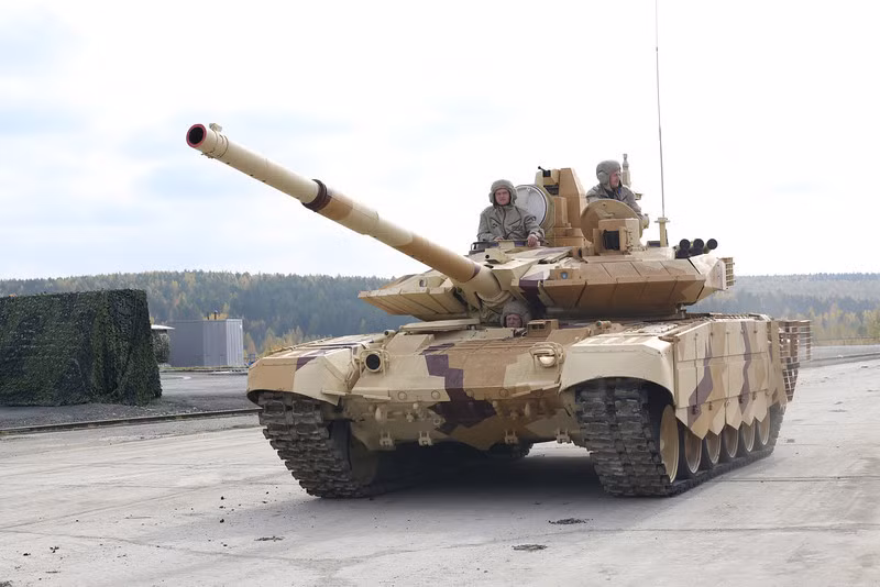 Phiên bản xuất khẩu mới nhất T-90MS thậm chí còn được tối ưu tốt hơn so với thế hệ T-90S bán cho các nước trên thế giới. Ví dụ như, hầm đạn được bố trí an toàn, đảm bảo sự sống sót cao cho tổ lái. Nguồn ảnh: Vitaly-Kuzmin