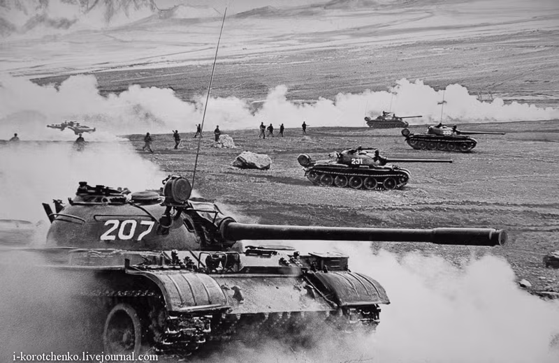 Đội hình xe tăng T-55 hành tiến trên thảo nguyên. Nguồn ảnh: i-korotchenko.livejournal