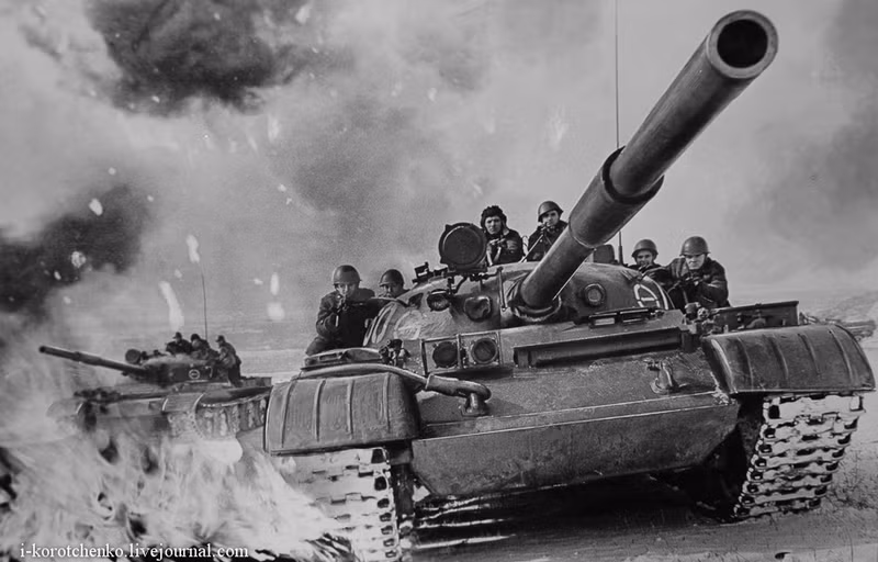 Xe tăng T-62 tiến công. Nguồn ảnh: i-korotchenko.livejournal