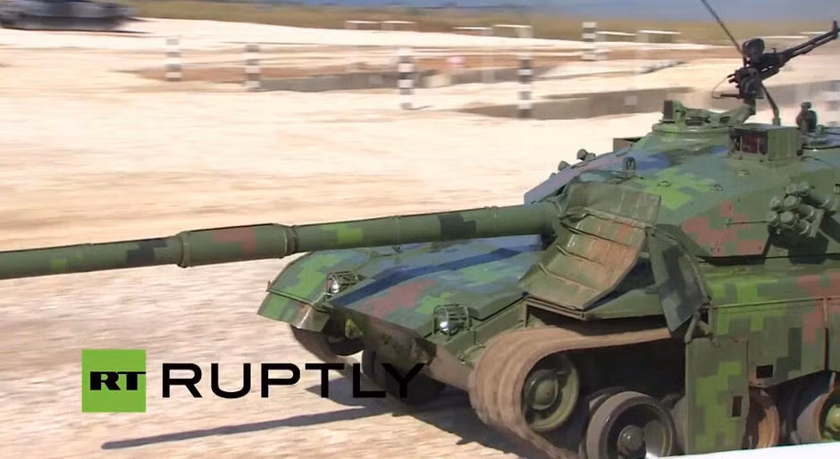 Tấm chắn bùn đầu xích cùng các tấm giáp hông Type 96A đứt lìa trong kỳ đua Tank Biahtlon 2015. Nguồn ảnh: RT