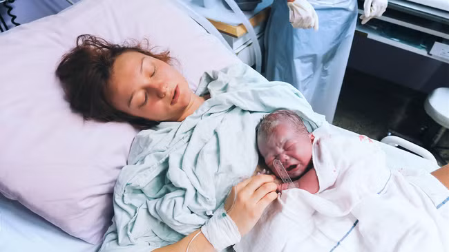 Những dấu hiệu báo động nguy hiểm ở người mẹ 24 giờ sau sinh Nhung dau hieu bao dong nguy hiem o nguoi me 24 gio sau sinh