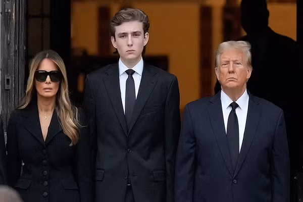 Cau ut dien trai nha ong Trump lai “gay bao” khi lo dien