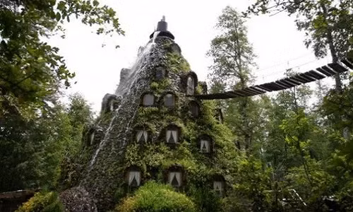 4. Khách sạn Magic Mountain ở Chile: Khách sạn này nằm trong Khu bảo tồn Huilo Huilo ở Patagonia. Khách sạn được xây dựng giống như một ngọn núi và chỉ có thể đến được bằng cầu treo.