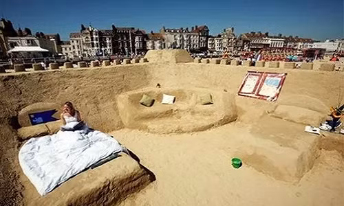 1. Khách sạn cát trên bãi biển Weymouth (Anh): Đây là một trong những khách sạn kỳ quặc nhất hành tinh. Ngoài những tác phẩm điêu khắc ngoại cỡ ấn tượng, bãi biển Weymouth còn có một khách sạn đặc biệt được xây dựng hoàn toàn bằng cát. (Nguồn ảnh: WL, WTM)