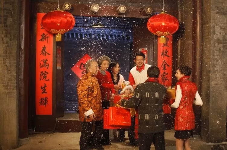  Tết Nguyên đán là dịp lễ tết quan trọng nhất trong năm đối với người Trung Quốc. Vào dịp này, người dân sẽ trang trí nhà cửa bằng những vật dụng màu đỏ với ngụ ý mong muốn nhiều điều may mắn, tốt lành sẽ đến với họ vào năm mới. Ảnh: IT.