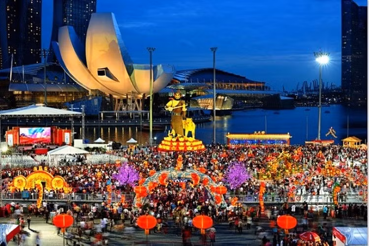 Những ngày Tết ở Singapore lại khá đặc biệt, khi diễn ra 3 lễ hội: Lễ hội hoa đăng, lễ hội Singapore River Hongbao và lễ hội đường phố Chingay. Đối với Singapore, quả quýt được cho là thứ mang lại may mắn và hạnh phúc. Vì thế, vào ngày Tết, họ sẽ mời khách cũng như cả gia đình cùng ăn quýt hoặc một món ăn khác là cá. 