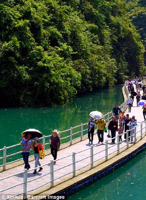 Cây cầu thu hút đông đảo du khách tham quan.