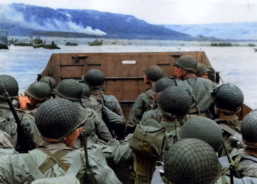 Những người lính Mỹ tiếp cận bãi biển Omaha ở Normandy vào ngày D-Day, 6/6/1944.
