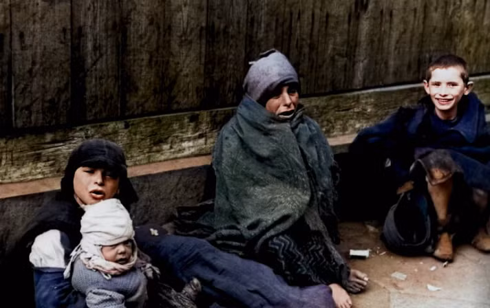 Bức ảnh chụp tại một khu ổ chuột Warsaw ở Ba Lan năm 1941.