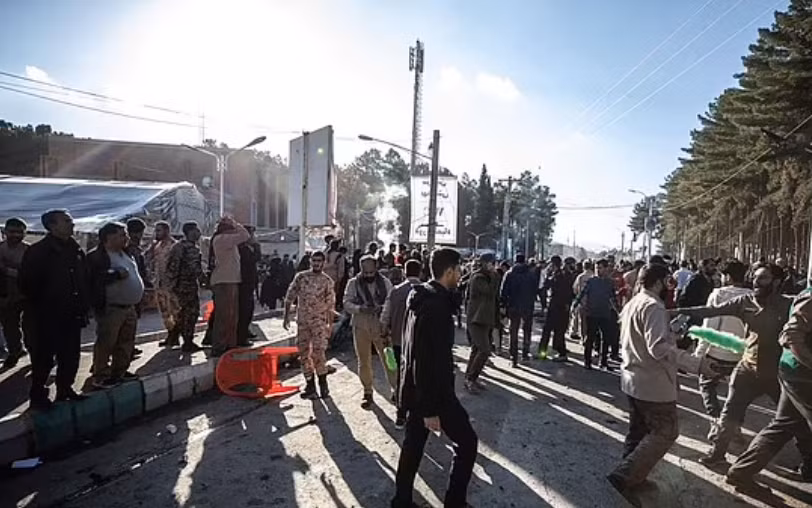 Toan canh vu danh bom gan mo tuong Iran, hang tram nguoi thuong vong-Hinh-7