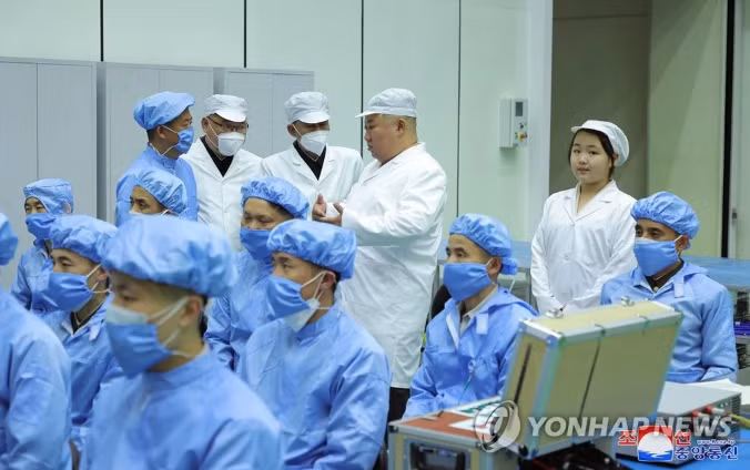 Theo KCNA, trong chuyến thị sát này, ông Kim Jong Un đã phê chuẩn những bước tiếp theo trong kế hoạch phóng vệ tinh quân sự đầu tiên của Triều Tiên lên quỹ đạo. Vệ tinh này được cho là sẽ thực hiện nhiệm vụ thu thập thông tin tình báo. Ảnh: Yonhap/KCNA.