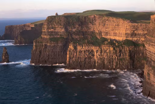 3. Ireland: Quốc gia này có xu hướng thực hiện chính sách đối ngoại hoàn toàn độc lập. Theo chính sách của Ireland, nếu phải tham gia bất kỳ cuộc xung đột quân sự quy mô nào, nước này sẽ phải cần sự chấp thuận của chính phủ và Cơ quan lập pháp Ireland cũng như Liên Hợp Quốc. Ảnh: britannica.com.
