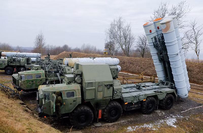 Hệ thống tên lửa phòng không S-300 là tên lửa đất đối không thuộc hàng mạnh nhất trên thị trường hiện nay, S300 được đánh giá là một trong những tên lửa quý giá nhất của Nga, có thể bắn hạ máy bay và tên lửa đạn đạo từ tầm xa 150km và ở độ cao 27km. Ảnh TASS