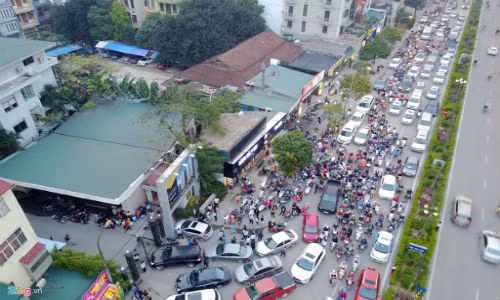 Cu dan chung cu Home City dung oto chan cong phan doi CDT