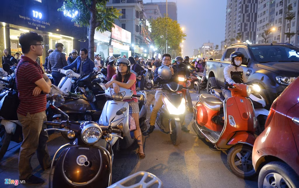 "Nếu như biết dự án không được đi lối 177 Trung Kính mà đi vào bằng con đường ngoằn ngoèo này thì chúng tôi đã không trả 33 triệu đồng/m2 để mua nhà tại đây. Bản thân tôi khi mua dự án này cũng không hề được chủ đầu tư cho biết biết lối đi 177 Trung Kính sau này sẽ bị rào lại", anh Cường cho biết thêm.