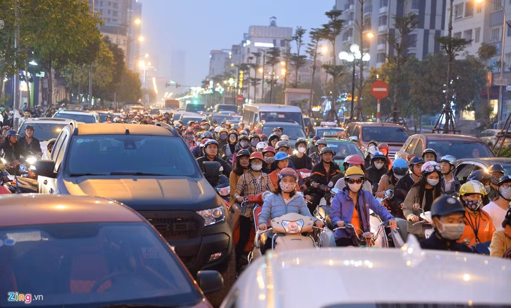 Cư dân Home City dùng nhiều ôtô chắn lối đi tại khiến tuyến đường này bị ùn tắc kéo dài.