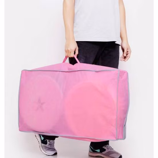 Những chiếc túi oversize ở trên được cho là lấy ý tưởng từ kiểu túi "đi chợ" mà mọi người vẫn thường thấy.