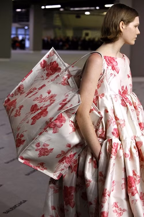 Nhà thiết kế người Pháp - Balenciaga cho ra mắt với mẫu túi lớn, có họa tiết ton-sur-ton với trang phục, vô cùng nổi bật trên sàn diễn thời trang.