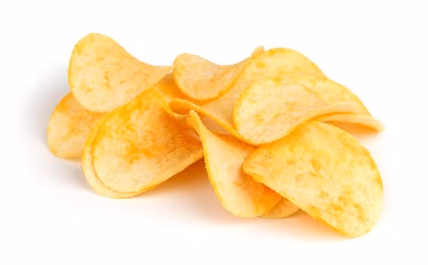 4. Các loại snack (bim bim) Đây không phải là một điều bất ngờ. Các loại snack thường trải qua rất nhiều công đoạn chế biến. Chúng chứa nhiều muối và chất béo, khiến bạn có cảm giác muốn ăn thêm nhưng không thấy no.