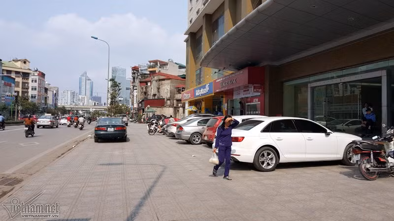 Khu vực này không được cấp phép làm bãi đỗ xe, không có biển báo và vạch kẻ được dừng đỗ.