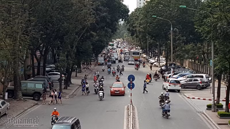 Đường Huỳnh Thúc Kháng (Đống Đa) toàn bộ vỉa hè được tận dụng làm bãi đỗ xe.